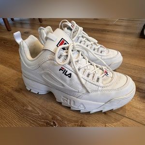 Women’s FILA Disruptor Sneakers - EUC Size US7/EUR 39.5